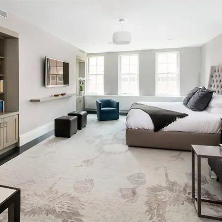 Spacious, Centrally Located With 3 Large, Private Bedrooms And A Sunny Living شقة *