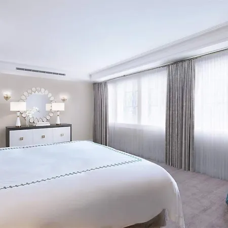 شقة Spacious, Centrally Located With 3 Large, Private Bedrooms And A Sunny Living *