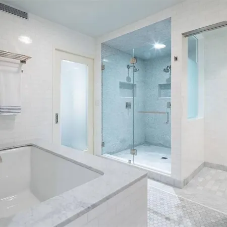 Appartement Spacious, Centrally Located With 3 Large, Private Bedrooms And A Sunny Living