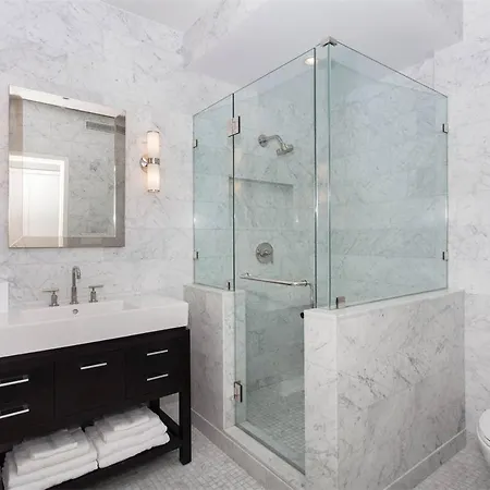 Spacious, Centrally Located With 3 Large, Private Bedrooms And A Sunny Living Mnichov