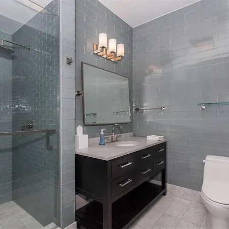 Spacious, Centrally Located With 3 Large, Private Bedrooms And A Sunny Living Mnichov